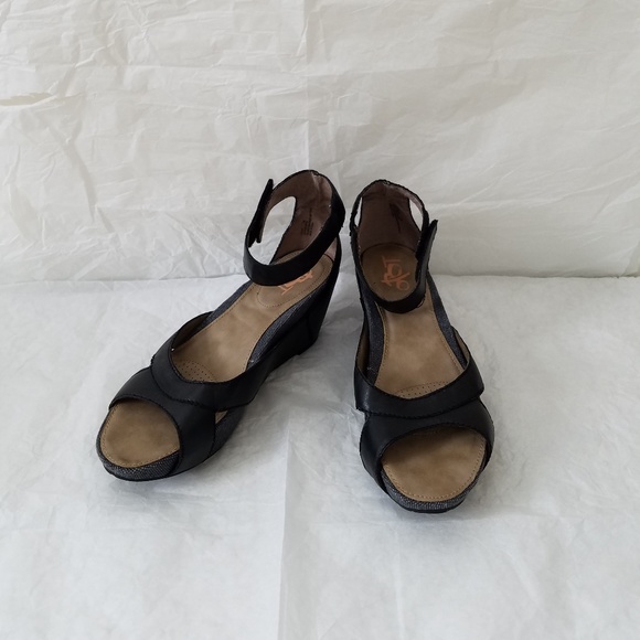 OTBT Hobart Wedge Sandals size 8 M Black Leather - Picture 1 of 7